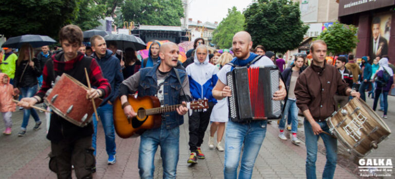 Кутєпов, баян та станіславські партизани веселили перехожих на Стометрівці (ФОТО, ВІДЕО)