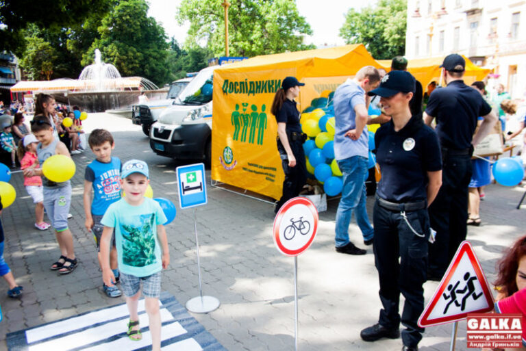 Франківські патрульні запрошують дошкільнят та їхніх батьків повторити Правила дорожнього руху