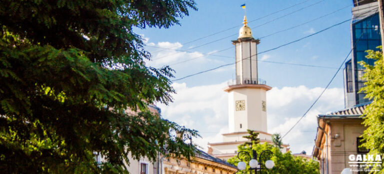 Годинник на ратуші Франківська потребує ремонту (ВІДЕО)