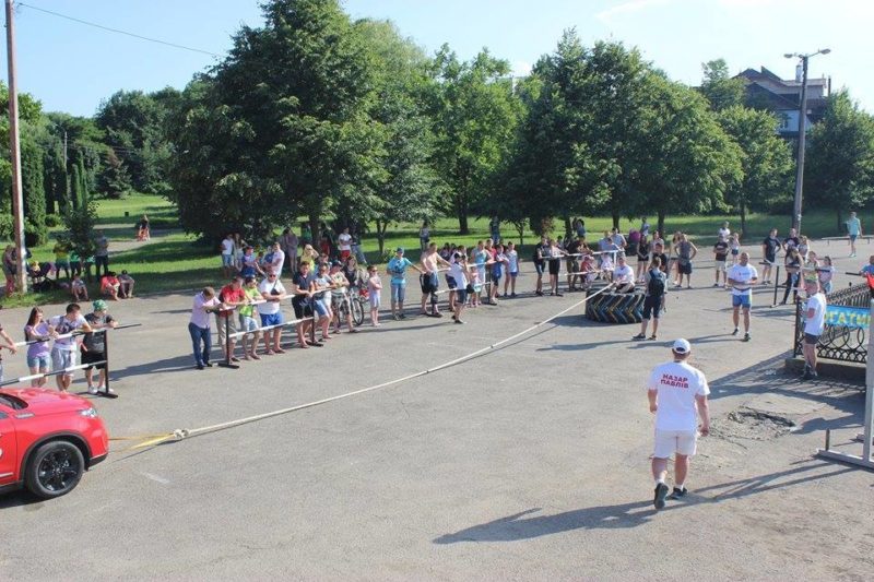 На міському озері богатирі змагалися в перетягуванні автомобілів (ФОТО)