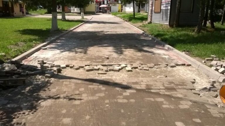 В Івано-Франківську нетверезий чоловік на зупинці розбив жінці голову бруківкою (ФОТО)