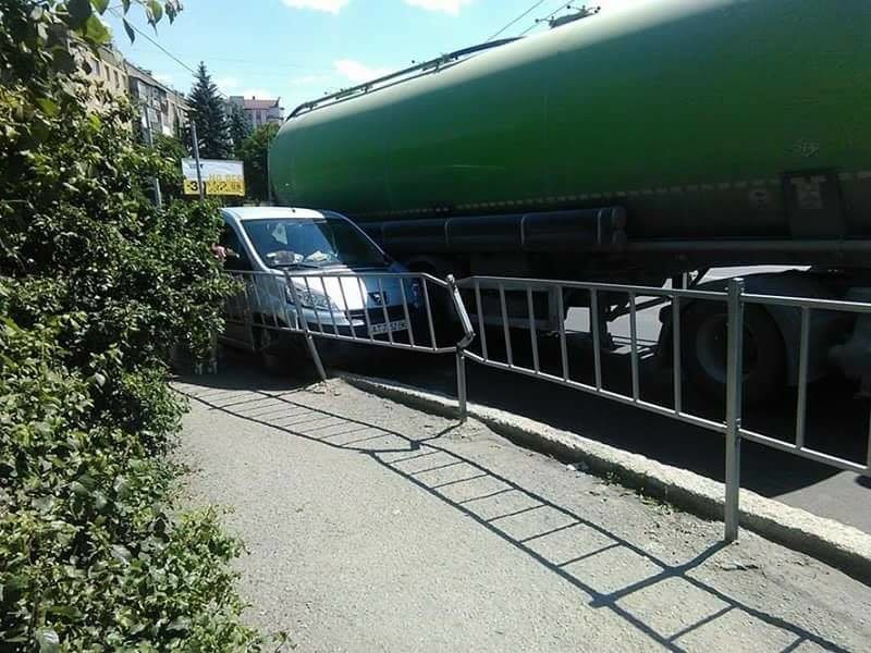 На мості на Пасічну не розминулися мікроавтобус та автоцистерна (ФОТО)