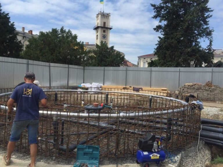 Фонтан з підсвіткою та музичним супроводом облаштовують у Коломиї (ФОТО)