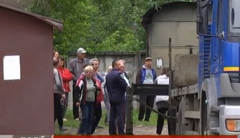 У Коломиї люди сперечаються за землю, на якій стоять гаражі (ВІДЕО)