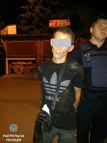 На Привокзальній площі поліціянти затримали чоловіка з пакунками зі сріблом