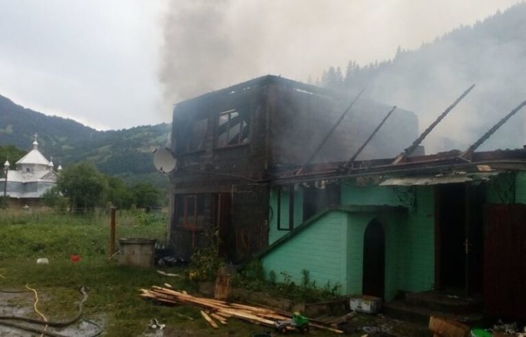 На Верховинщині рятувальники годину боролися з вогнем у помешканні – господар потрапив до лікарні