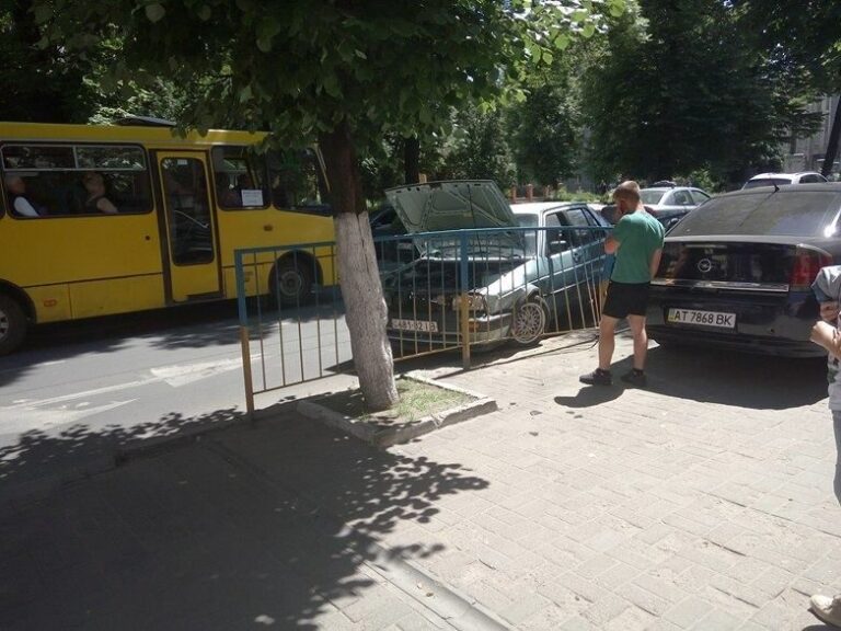 На Василіянок ДТП: автівка з зустрічної смуги “влетіла” в огорожу (ФОТО)