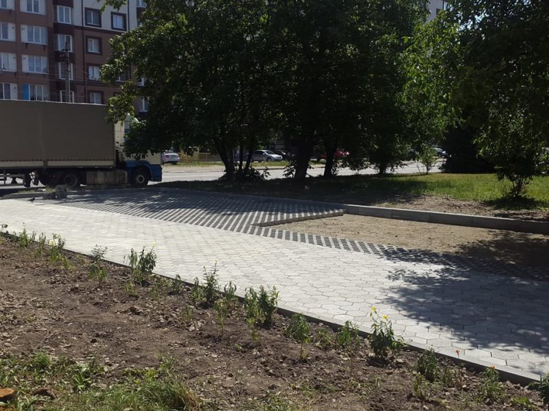 На вулиці Івана Павла ІІ облаштовують паркувальні кишені (ФОТО)