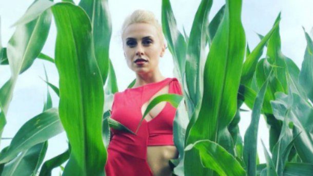Учасниця NIKITA показала еротичні фото, прикрившись лише травою (ФОТО 18+)