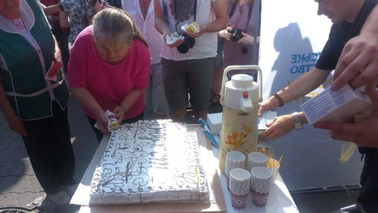 У місті влаштували солодкий перфоманс про поділ міського бюджету (ФОТО, ВІДЕО)