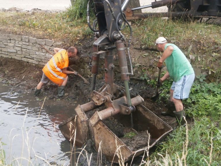 Комунальники розчищають занедбаний надвірнянський потічок (ФОТО)