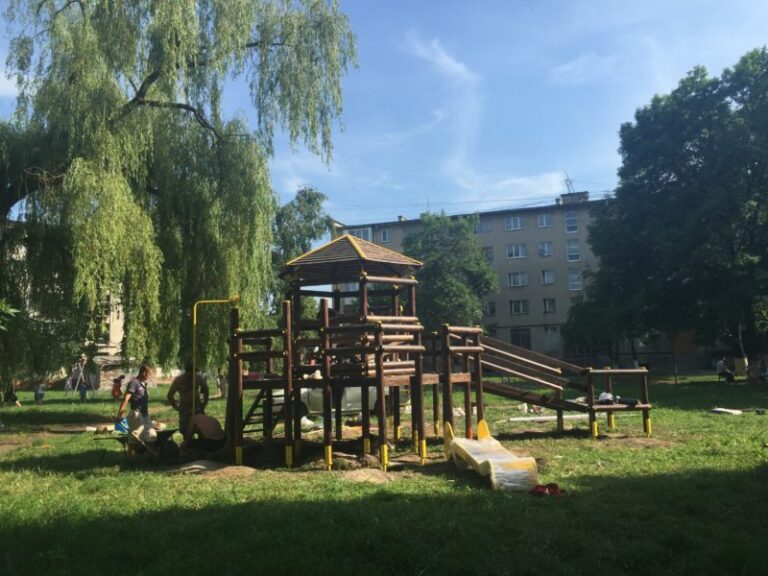 Виборців округу №85 намагаються підкупити, встановивши дитячий майданчик, – ОПОРА (ФОТО)