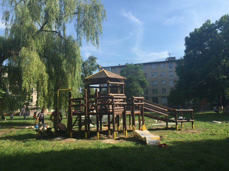 Виборців округу №85 намагаються підкупити, встановивши дитячий майданчик, – ОПОРА (ФОТО)