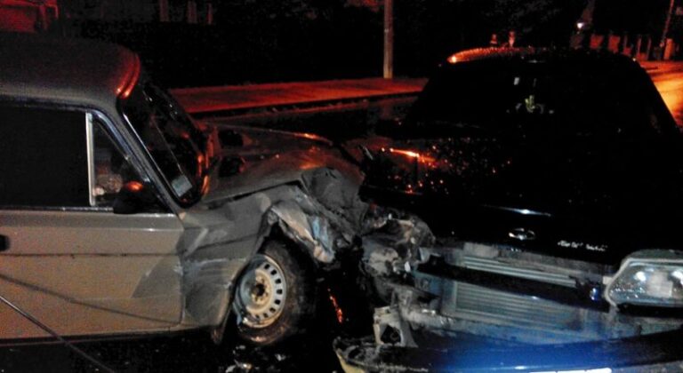 В Коломиї чоловік на “Жигулях” врізався в припарковану автівку (ФОТО)