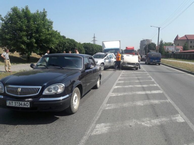 ДТП та ремонтні роботи – Пасічна і Набережна в заторах (ФОТО)