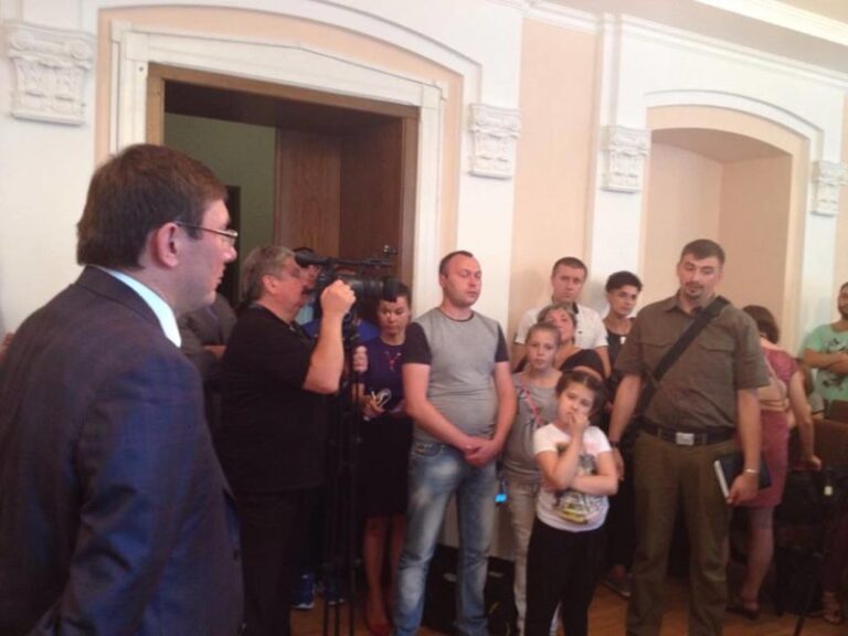 Луценко зібрав скарги від франківських активістів