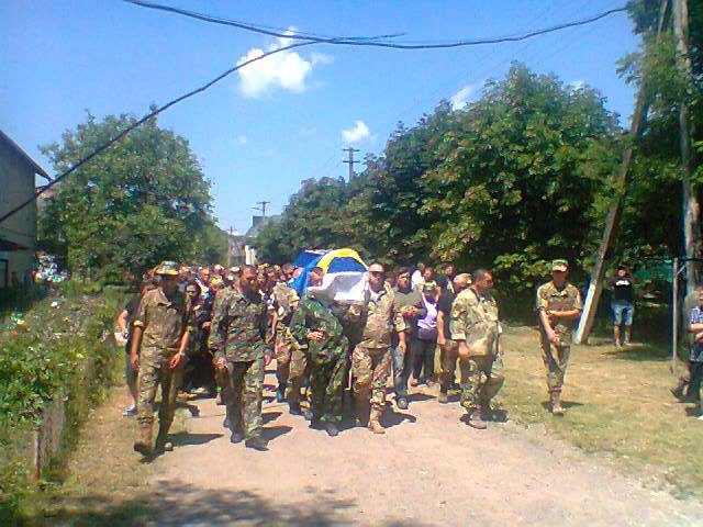 На Прикарпатті провели в останню дорогу бійця АТО (ФОТО)
