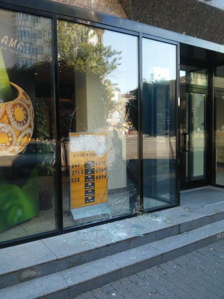 В центрі міста під ранок розбили вітрину ювелірної крамниці (ФОТОФАКТ)