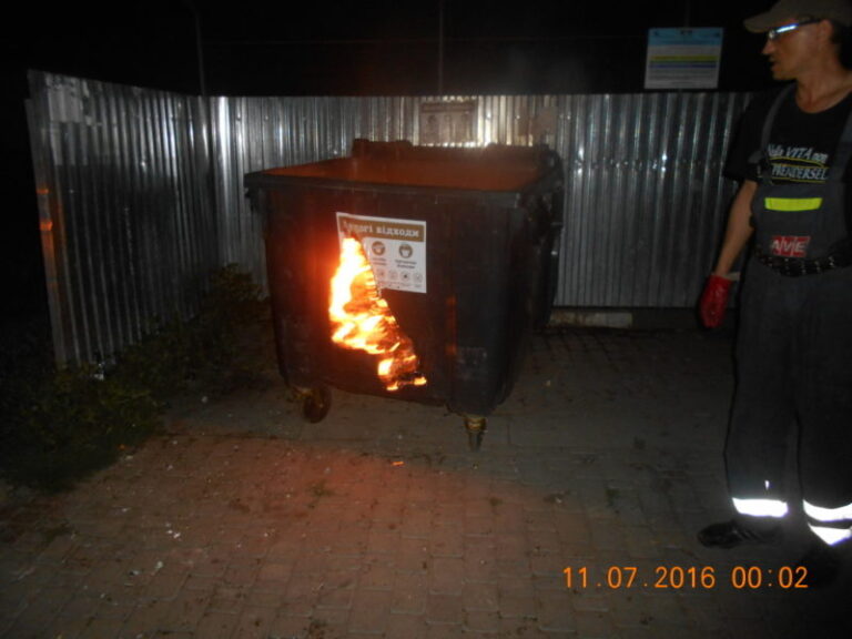 У місті діють вандали, які палять сміттєві контейнери