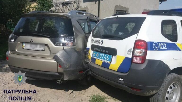 У Франківську нетверезий поліцейський на службовій автівці збив дві огорожі та врізався в позашляховик (ФОТО)