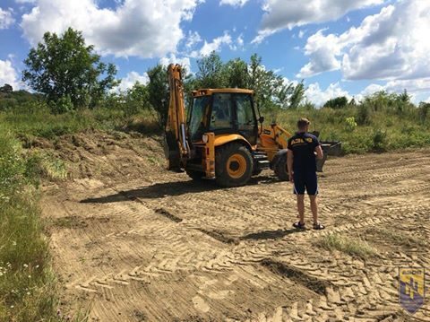 В Снятині облаштовують волейбольний майданчик на міському пляжі (ФОТО)