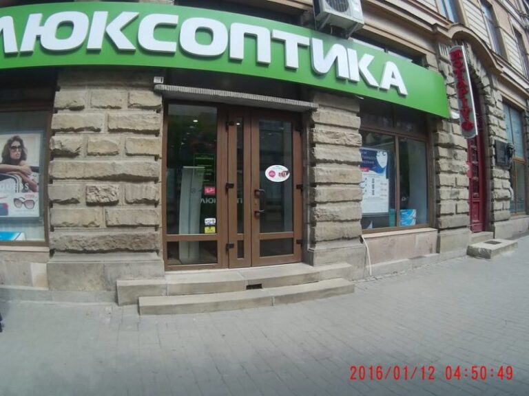 У Франківську підприємець зняв свою незаконно встановлену вивіску (ФОТОФАКТ)