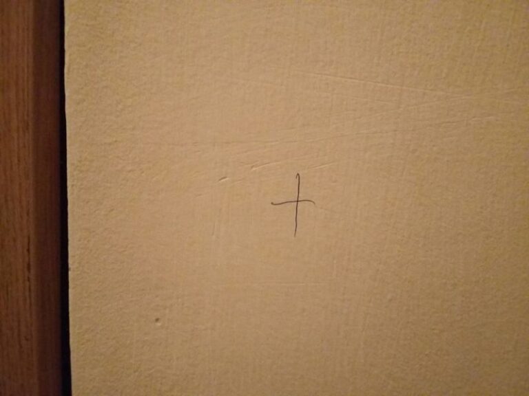 По будинках Франківська ходить прохач, після якого біля квартир з’являються позначки (ФОТО)