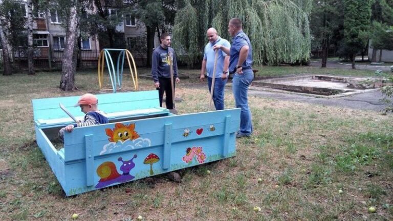 Двоє патрульних у вільний від роботи час змайстрували пісочницю для вихованців навчально-реабіліатаційного центру (ФОТО)
