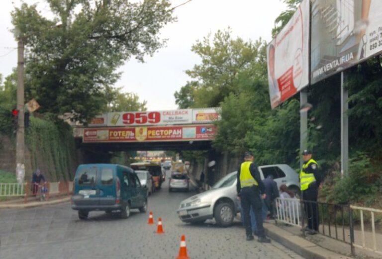 На Вовчинецькій жінка за кермом вчинила курйозне ДТП, яке дивом не завершилося трагедією (ФОТО)