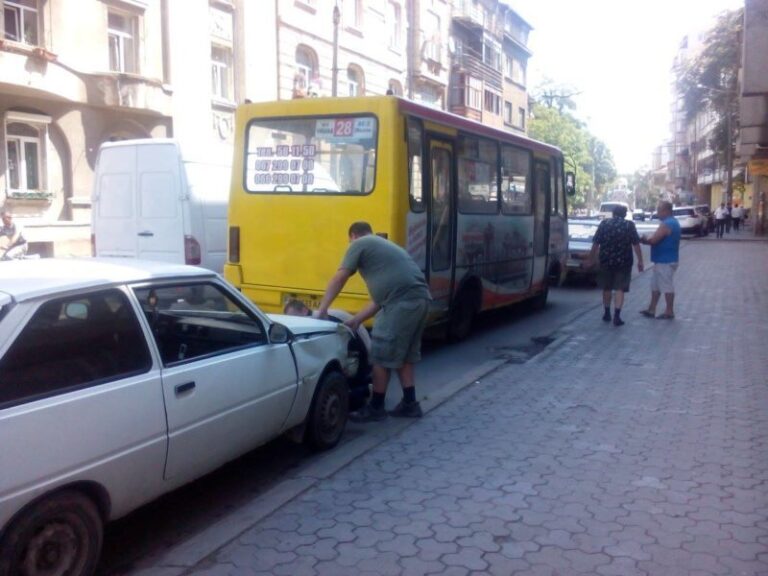 У центрі міста маршрутка зіткнулася з “Таврією” (ФОТО)