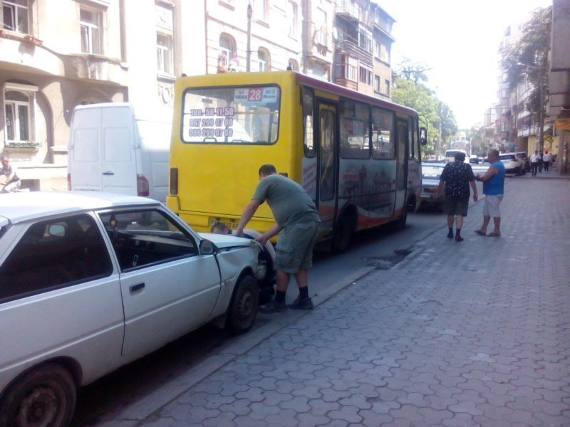 У центрі міста маршрутка зіткнулася з “Таврією” (ФОТО)