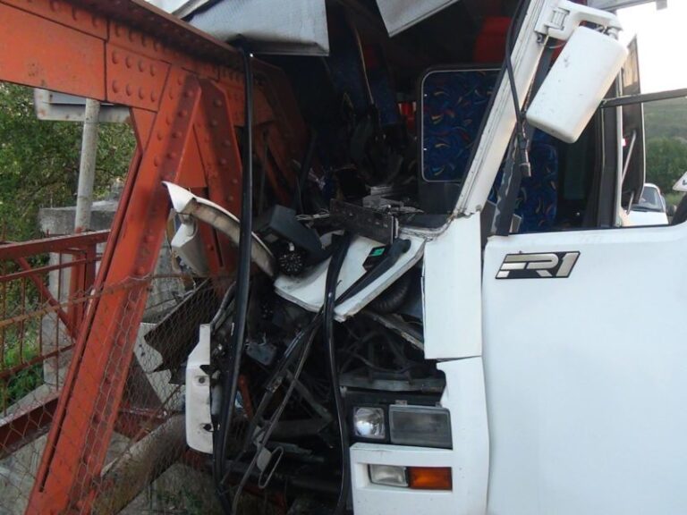Рятувальники показали, як вивільняли водія та пасажирів автобуса, котрий врізався в металеву опору на мості (ВІДЕО)