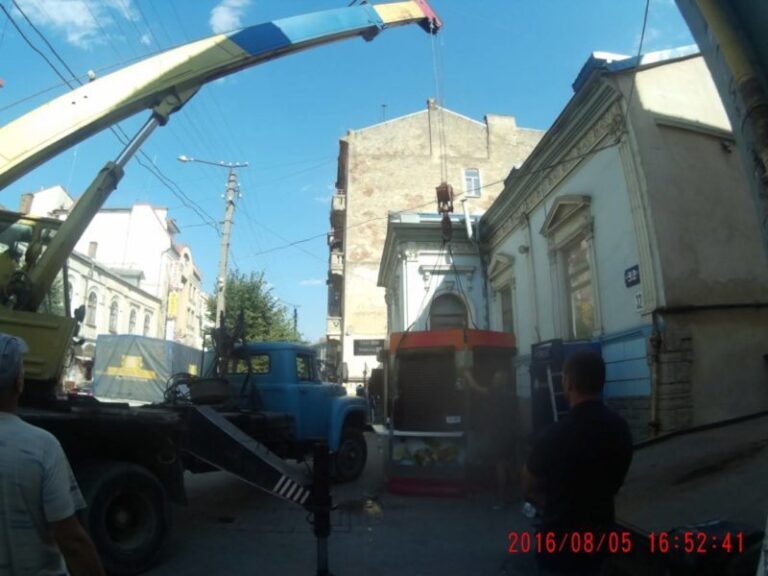 З центру міста прибрали ще один незаконний кіоск (ФОТО)