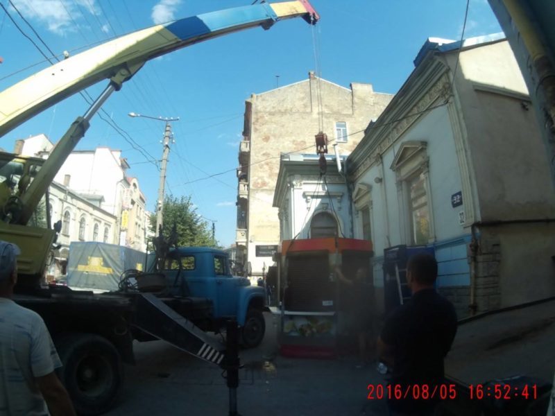 З центру міста прибрали ще один незаконний кіоск (ФОТО)