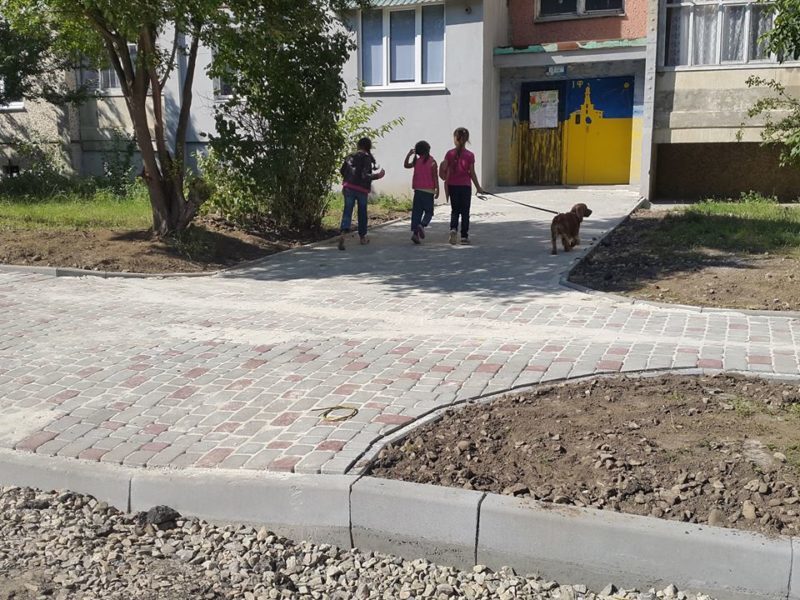 У дворах на Івана Павла ІІ та Івасюка оновили тротуари (ФОТО)