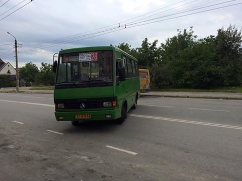 Водій франківської маршрутки справив потребу на номерні знаки та показав очевидцям середній палець