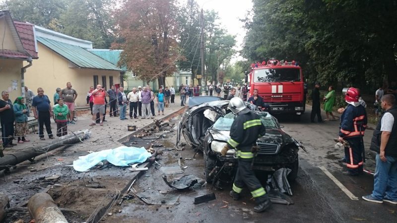 Елітний “Мерседес” зніс стовп і перекинувся у Коломиї – є потерпілі (ФОТО)