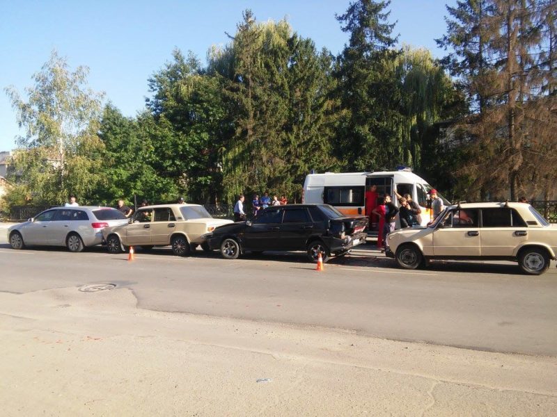 Невдалий понеділок: на Ребета у ДТП втрапили чотири машини (ФОТОФАКТ)