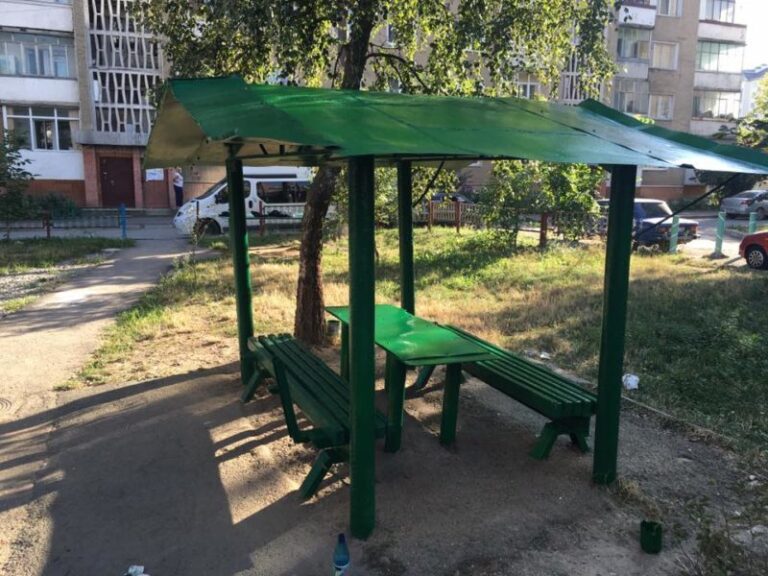 Депутат міської ради пофарбував занедбану альтанку на своєму окрузі (ФОТО)