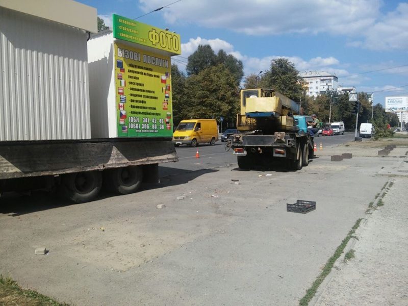 Поблизу Візового центру на Пасічній знову демонтовували незаконні кіоски (ФОТО)
