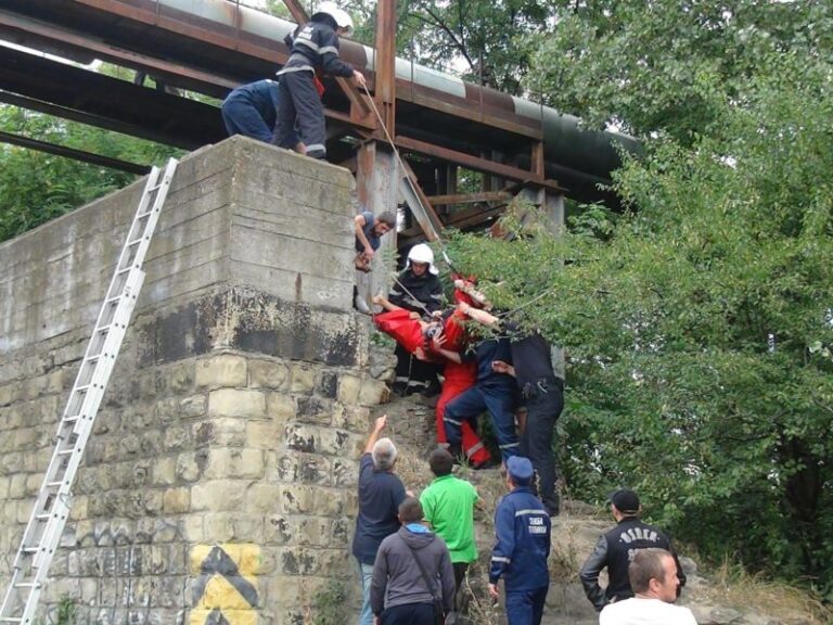 Рятувальники показали фото травмованого струмом хлопця, який знайшов невдале місце для селфі (ФОТО)