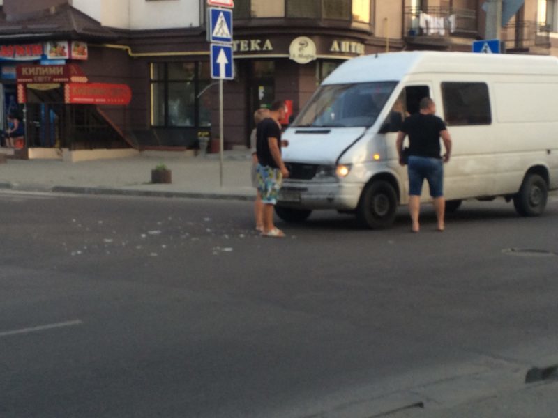 Поліція шукає авто, водій якого вчинив аварію на перехресті і втік (ФОТОФАКТ)