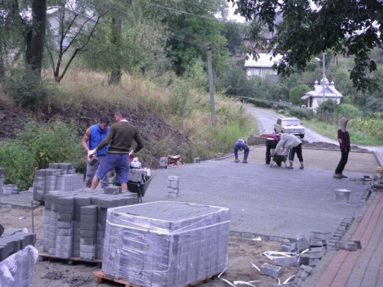 На одній з вулиць Снятина викладають бруківку (ФОТО)