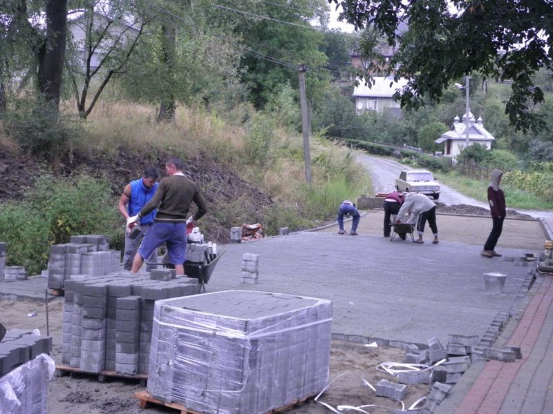 На одній з вулиць Снятина викладають бруківку (ФОТО)