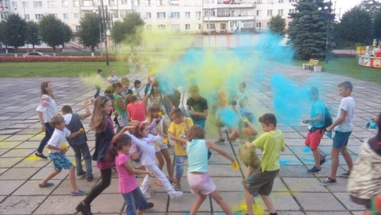 Діти Долини під час флешмобу кидалися синьо-жовтими фарбами (ФОТОФАКТ)