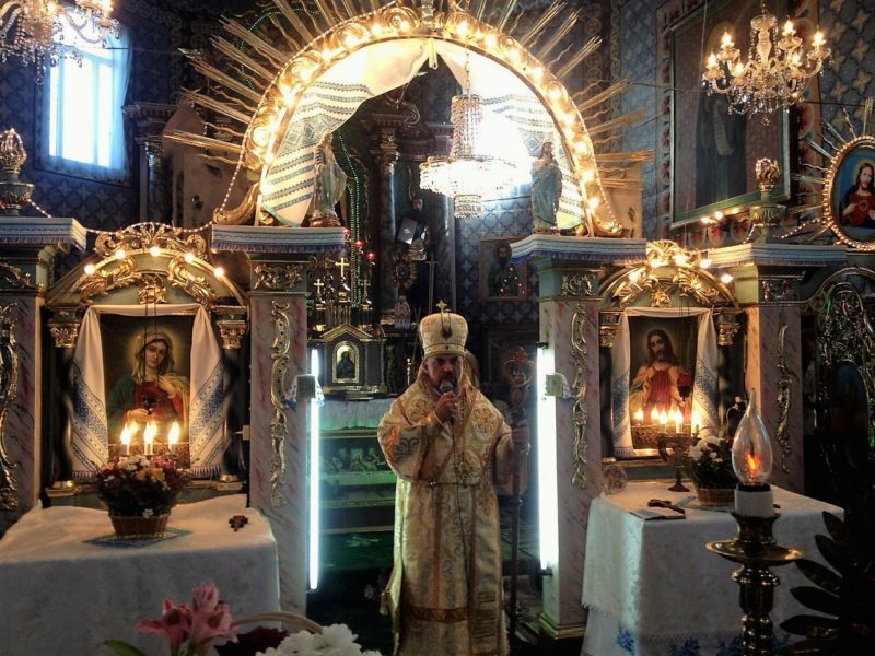 У прикарпатському храмі освятили нові престол та кивот (ФОТО)