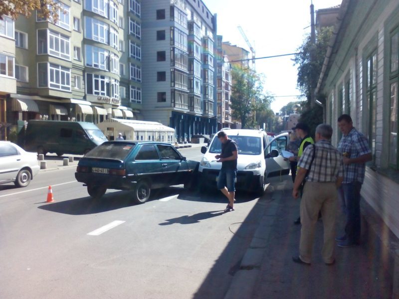 Маневри “ЗАЗу” спричинили подвійне ДТП поблизу вокзалу (ФОТО)
