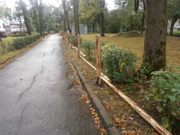 Дерев’яну огорожу та лавки встановлюють у Надвірній (ФОТО)