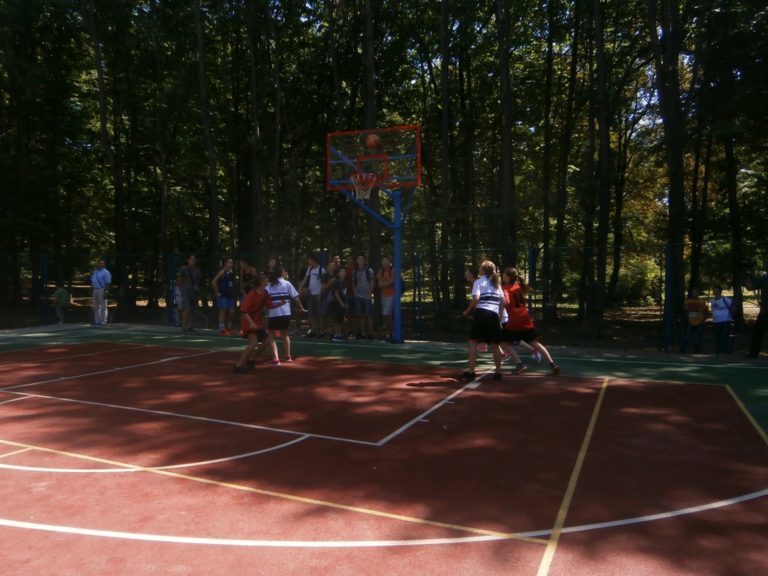 У Надвірній урочисто відкрили універсальний спортмайданчик (ФОТО)
