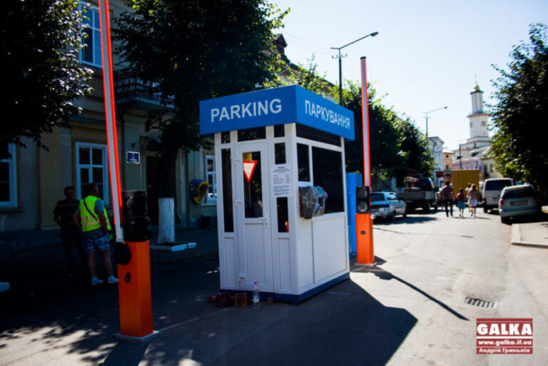 Суд визнав, що паркувальна зона біля Ратуші – законна